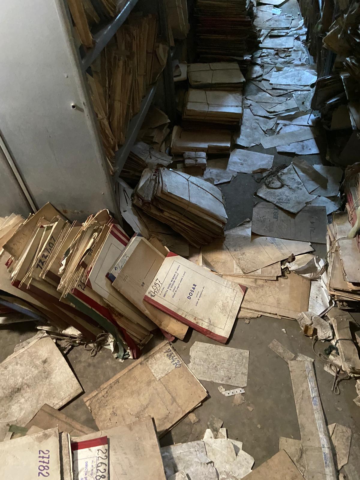 Dezastrul găsit într-o arhivă a Casei de Pensii Bucureşti. Dosarele sunt ținute în condiții mizere - Imaginea 2
