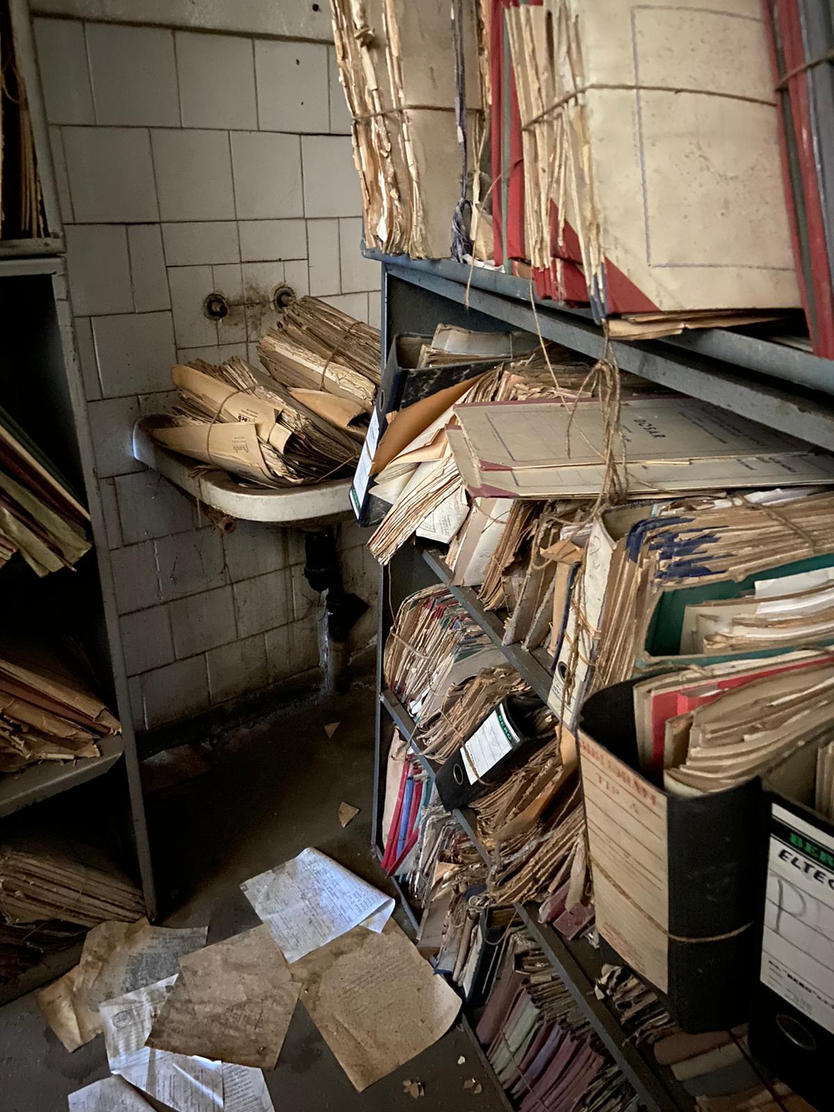Dezastrul găsit într-o arhivă a Casei de Pensii Bucureşti. Dosarele sunt ținute în condiții mizere - Imaginea 4