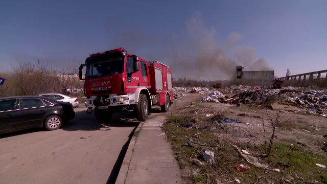 Nou episod de poluare în București. Au ars gunoaie depozitate ilegal - Imaginea 7