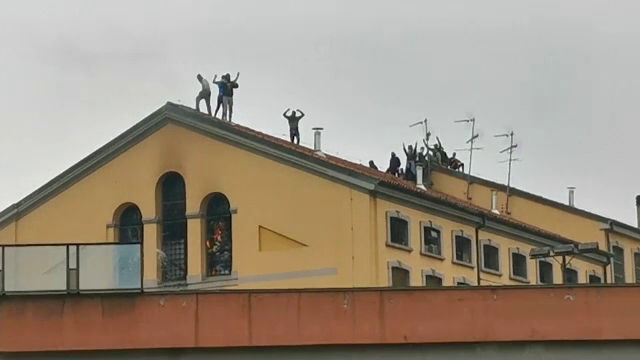 Revolte în închisorile din Italia din cauza coronavirusului: gardieni luați ostatici și 6 morți - Imaginea 1