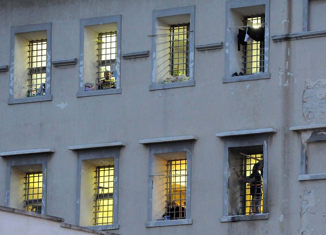 Revolte în închisorile din Italia din cauza coronavirusului: gardieni luați ostatici și 6 morți - Imaginea 2