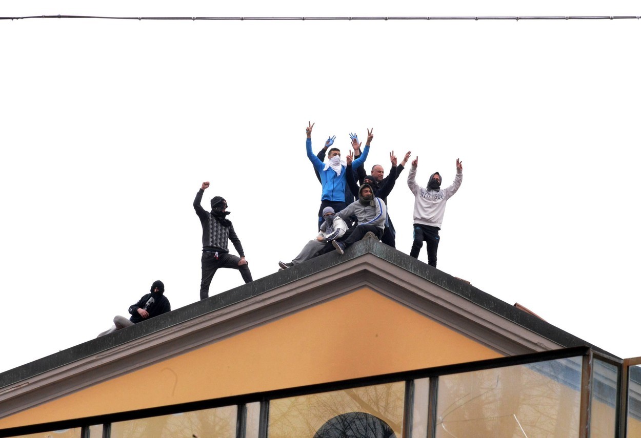 Revolte în închisorile din Italia din cauza coronavirusului: gardieni luați ostatici și 6 morți - Imaginea 5