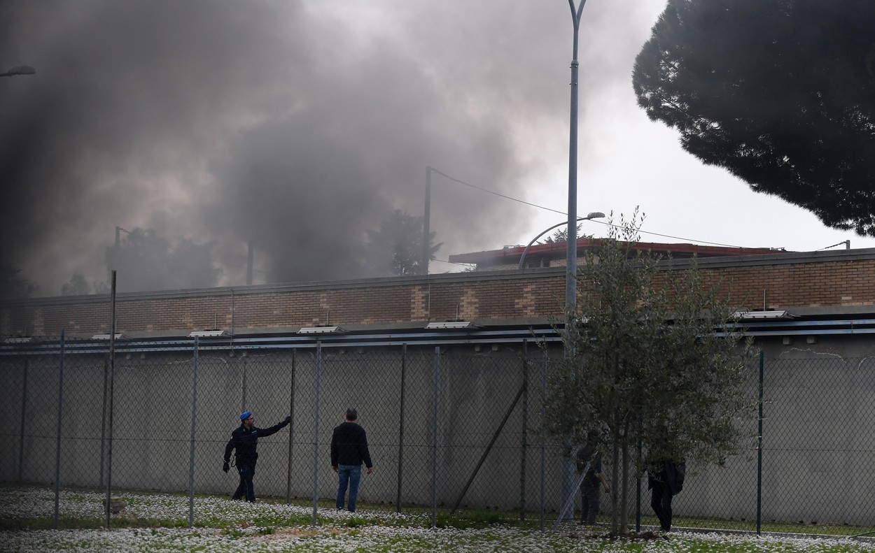 Revolte în închisorile din Italia din cauza coronavirusului: gardieni luați ostatici și 6 morți - Imaginea 6