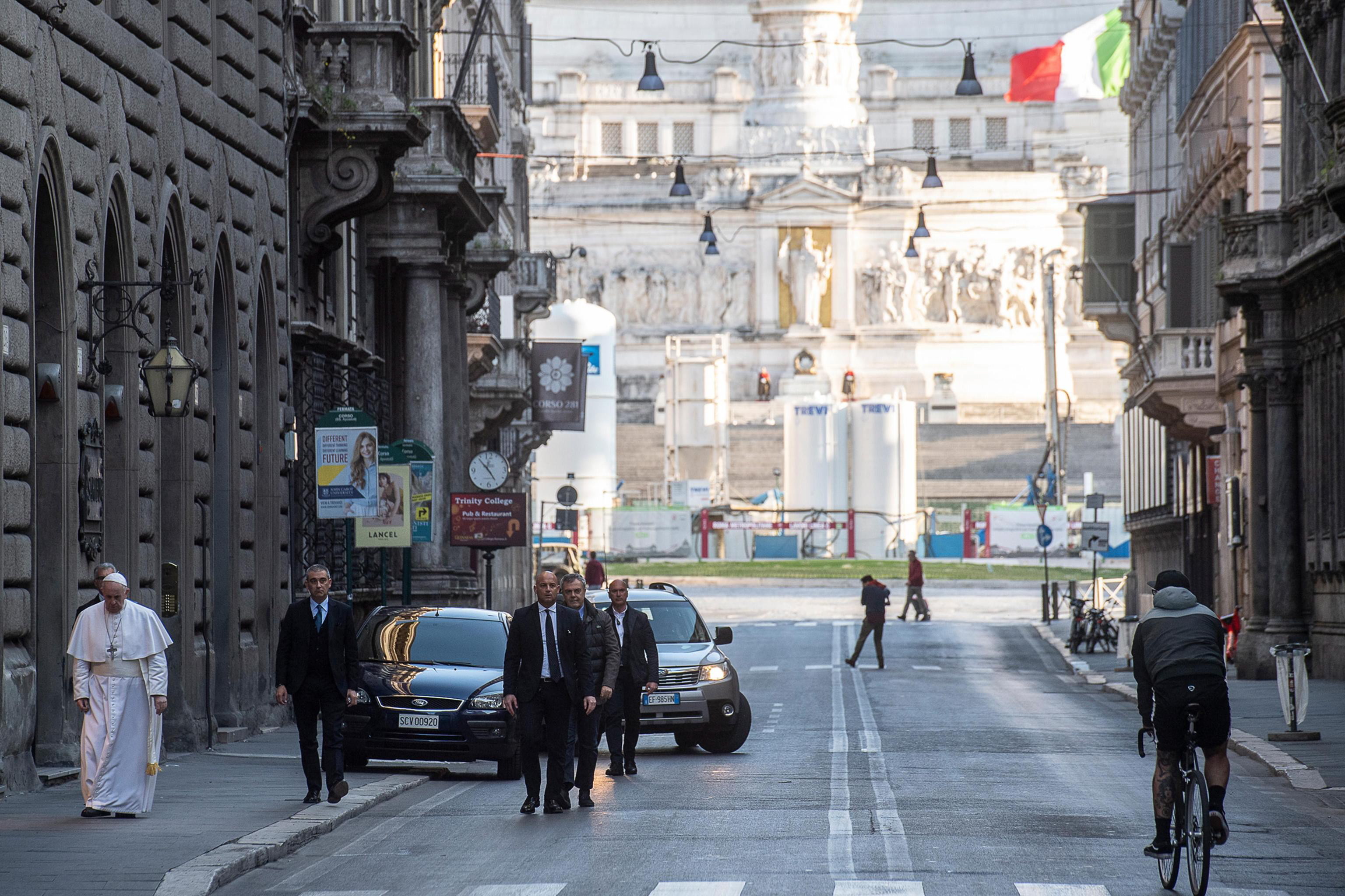 Papa, pe jos pe străzile pustii ale Romei, pentru a se ruga pentru sfârşitul pandemiei