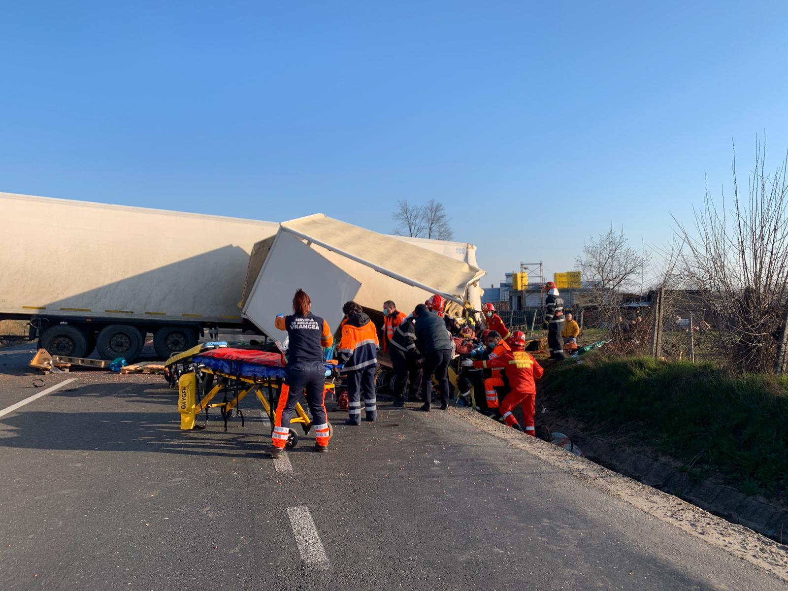 Accident grav în localitatea Popești. Patru persoane rănite - Imaginea 5