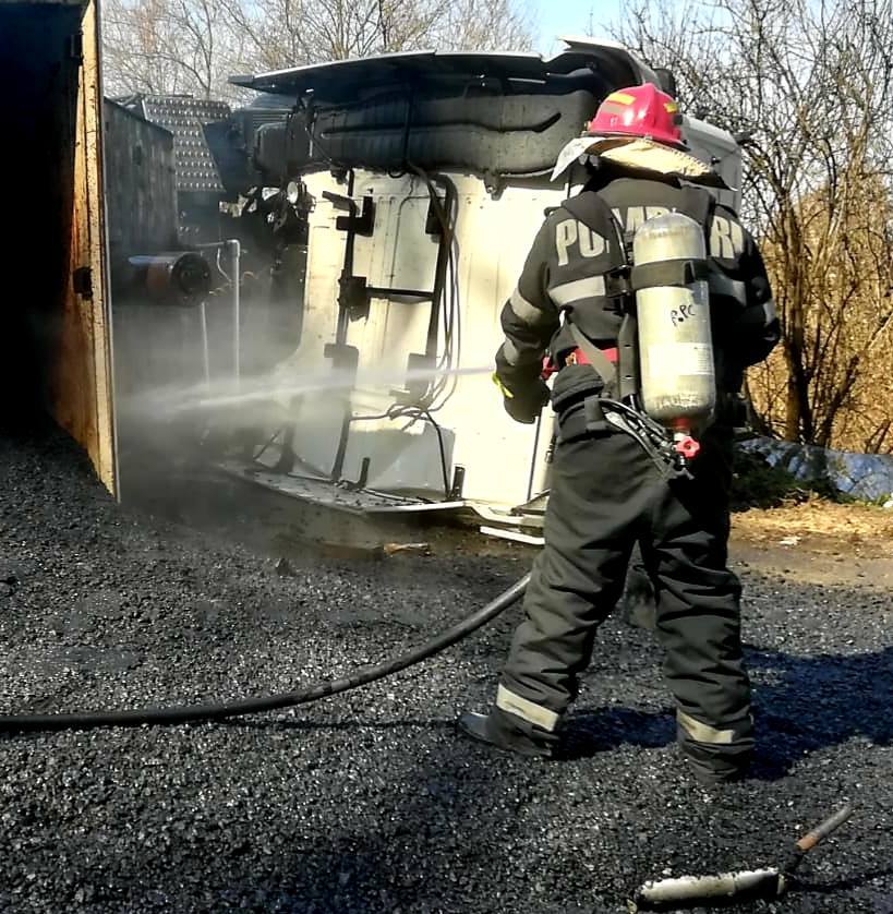 Scene de groază în Arad. Șofer ars de bitumul fierbinte căzut dintr-un camion răsturnat - Imaginea 6