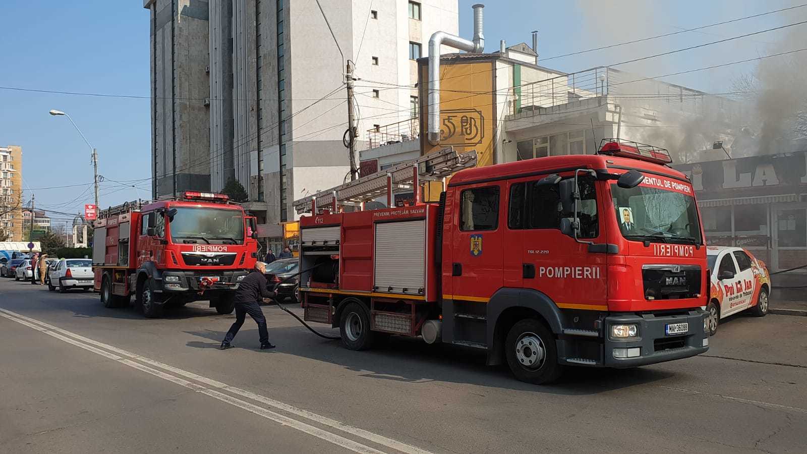 Incendiu la un fast-food din Galați. Focul a pornit de la grătarul din interior - Imaginea 1