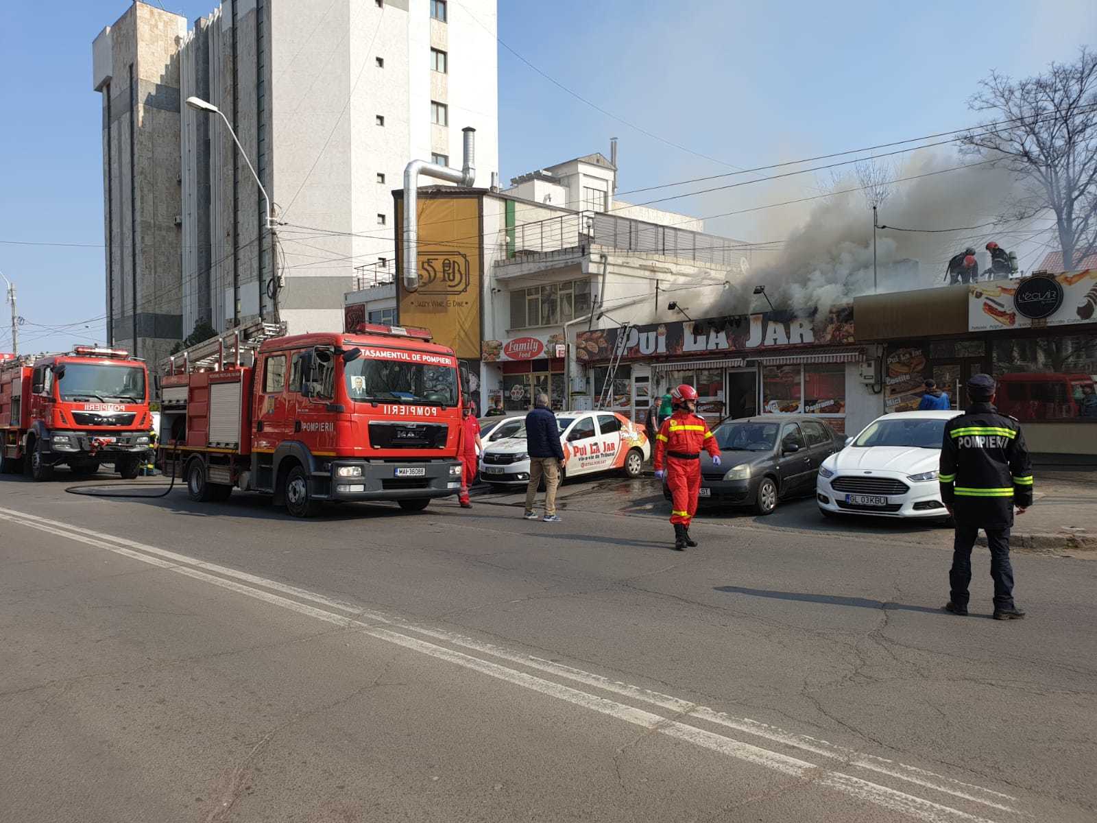 Incendiu la un fast-food din Galați. Focul a pornit de la grătarul din interior - Imaginea 2