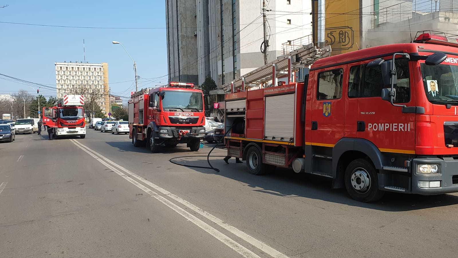 Incendiu la un fast-food din Galați. Focul a pornit de la grătarul din interior - Imaginea 3