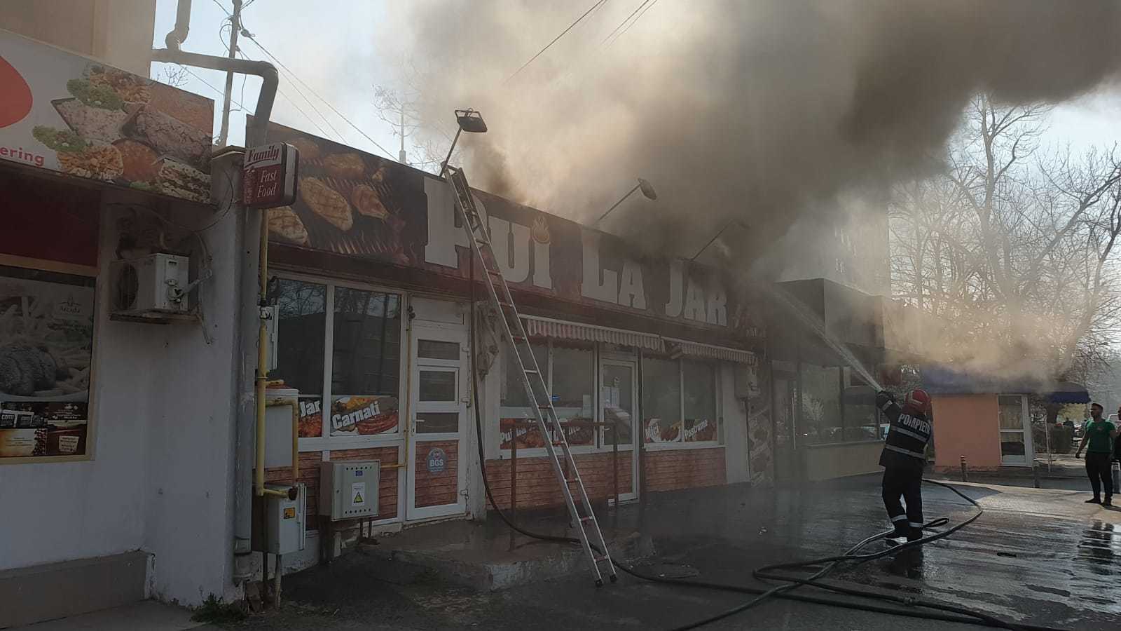 Incendiu la un fast-food din Galați. Focul a pornit de la grătarul din interior - Imaginea 4