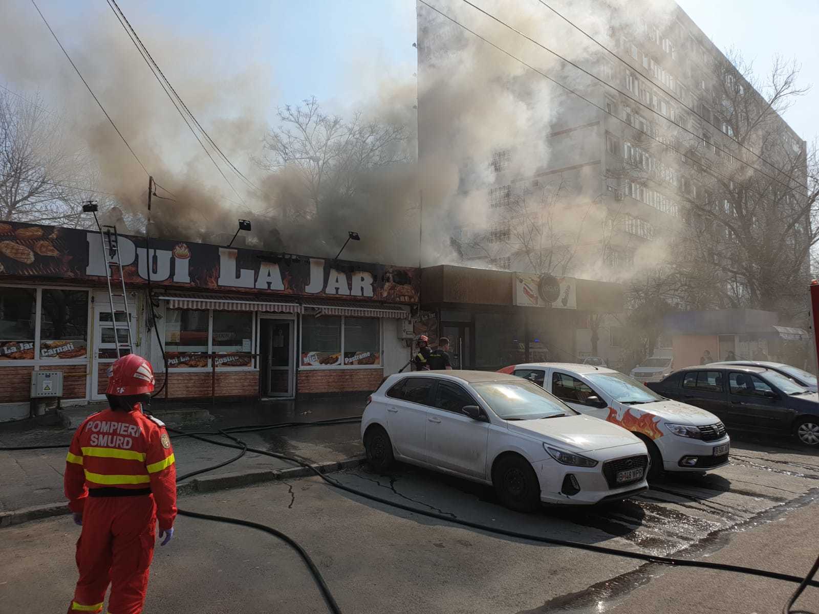 Incendiu la un fast-food din Galați. Focul a pornit de la grătarul din interior - Imaginea 5