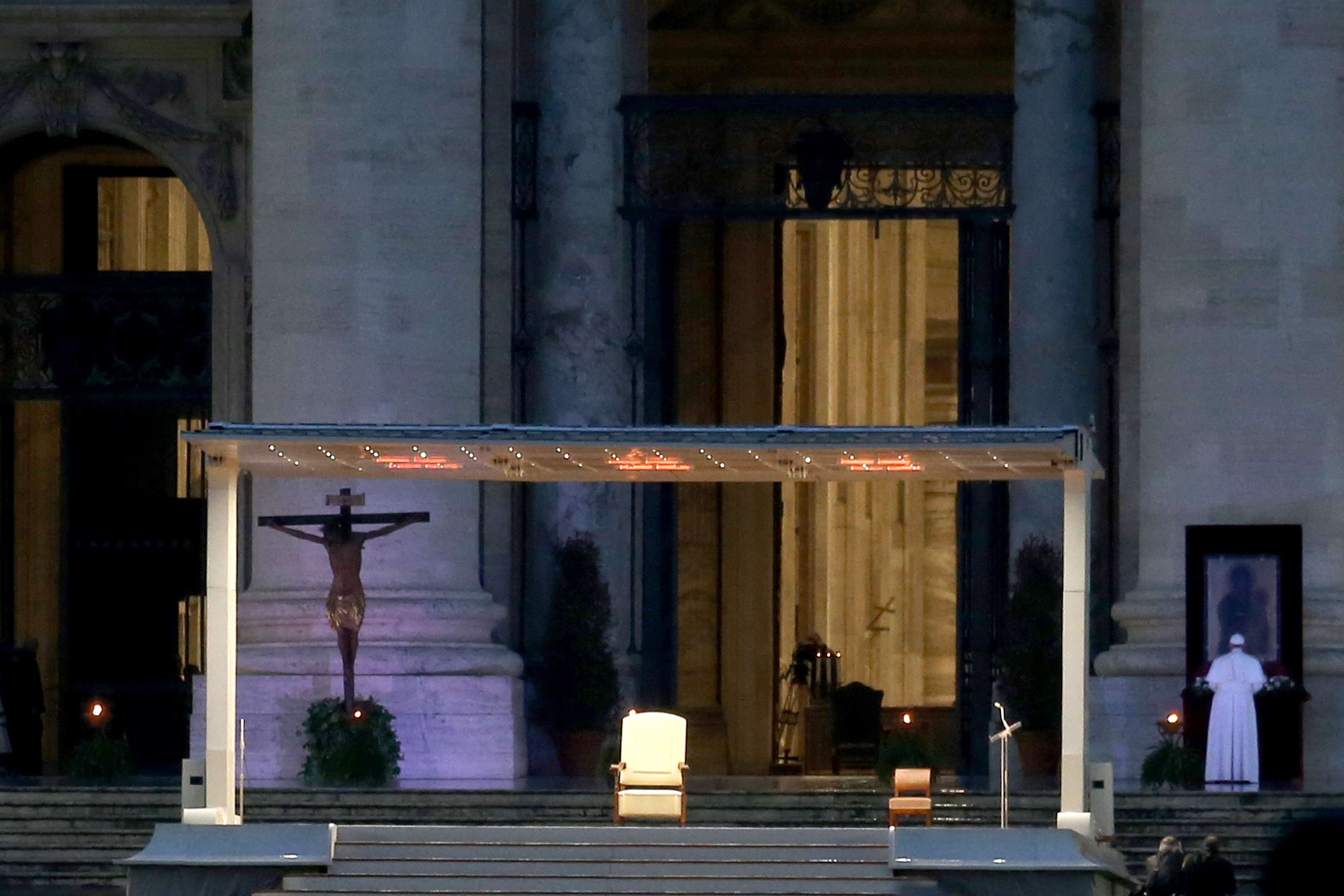 Papa s-a rugat singur într-o ceremonie istorică. De câte ori s-a mai întâmplat acest lucru - Imaginea 7
