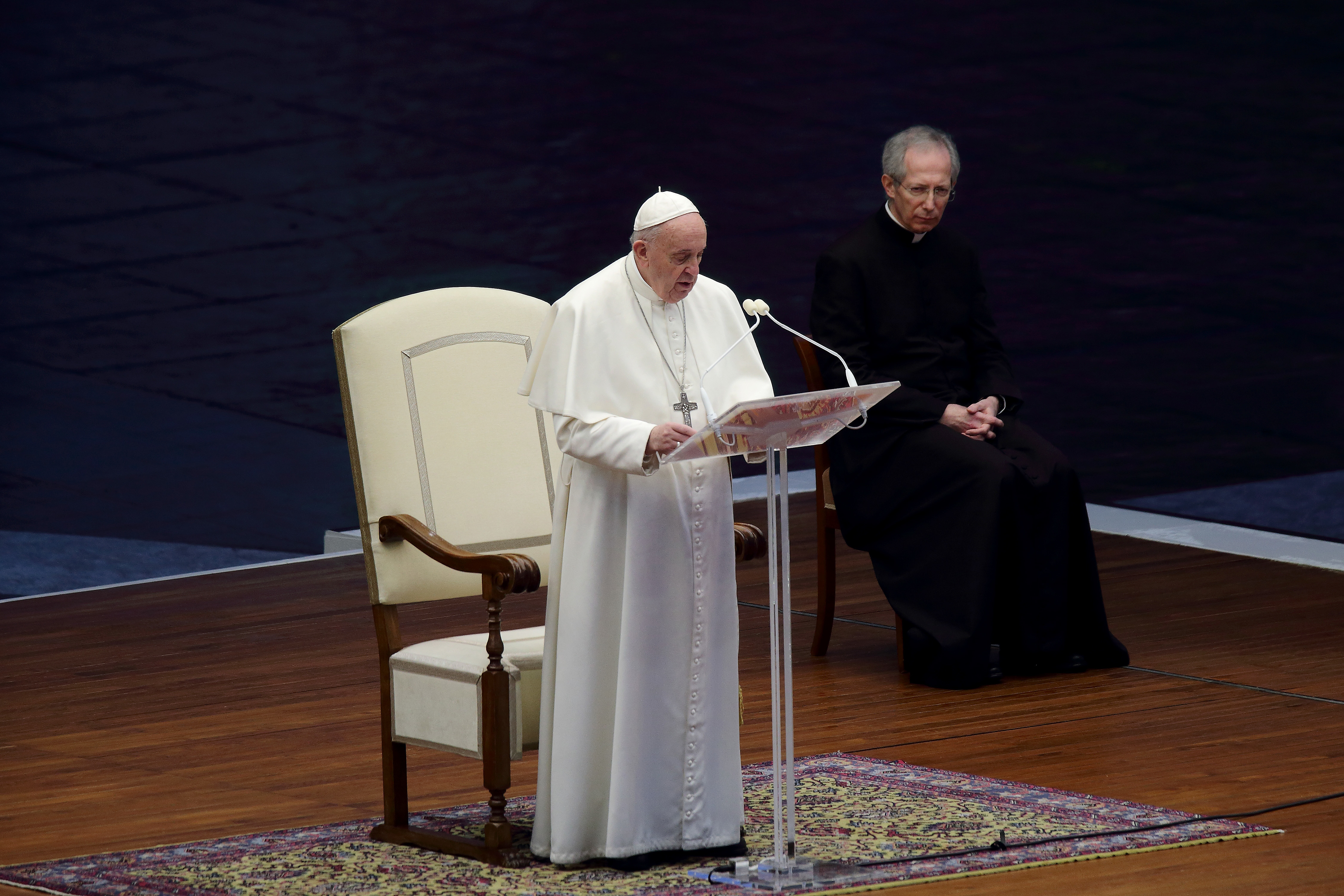 Papa s-a rugat singur într-o ceremonie istorică. De câte ori s-a mai întâmplat acest lucru - Imaginea 6