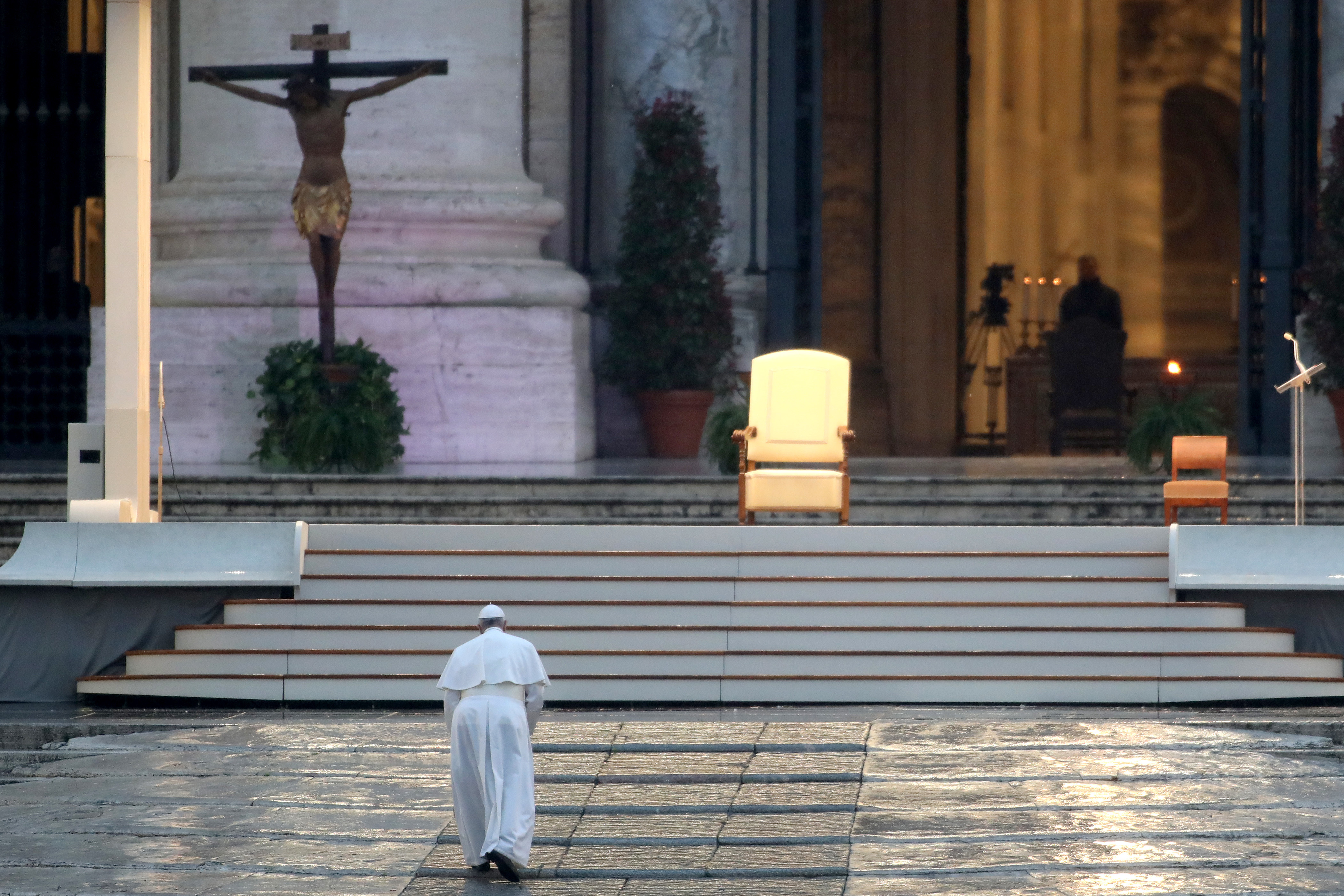 Papa s-a rugat singur într-o ceremonie istorică. De câte ori s-a mai întâmplat acest lucru - Imaginea 5