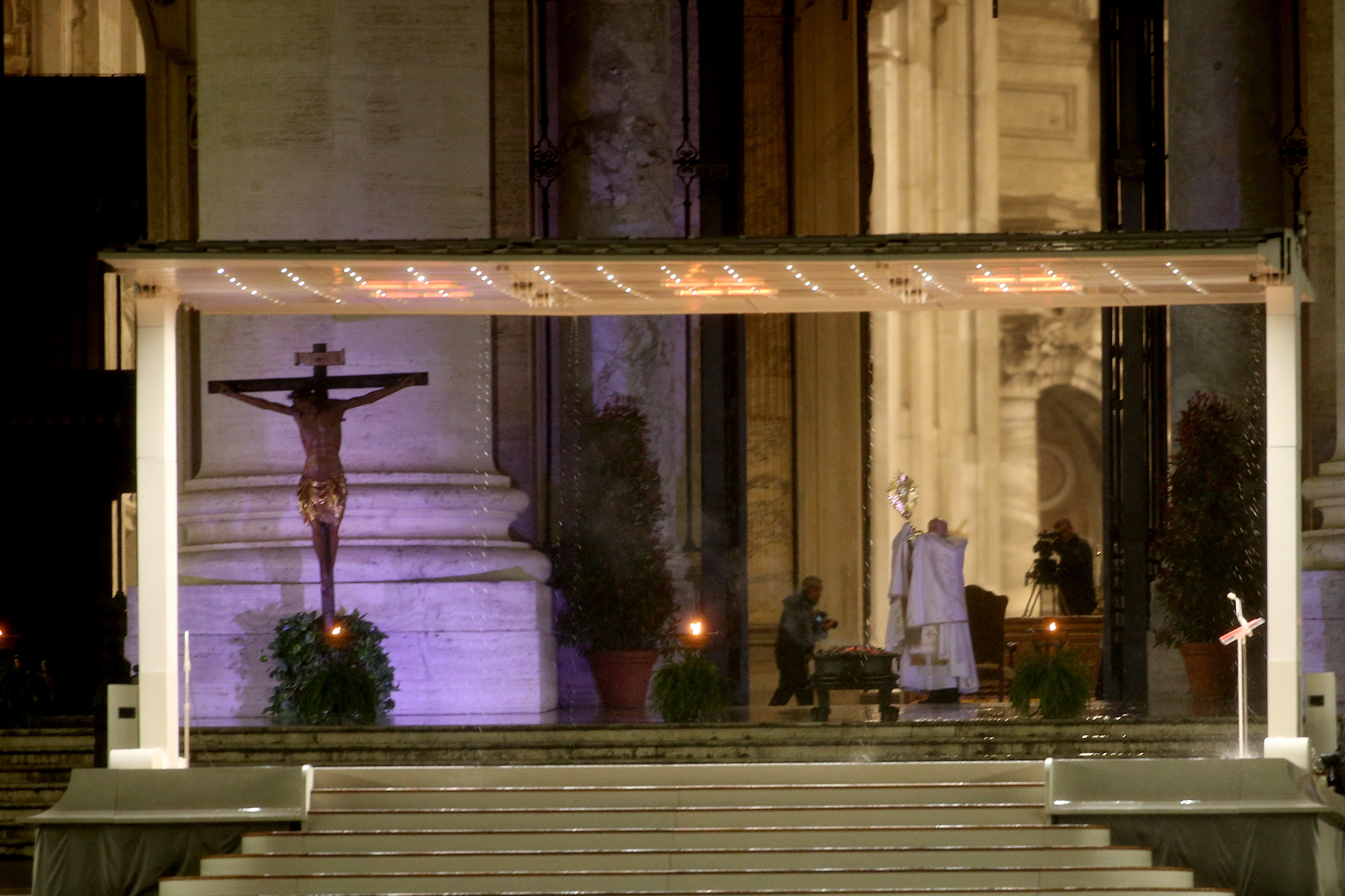 Papa s-a rugat singur într-o ceremonie istorică. De câte ori s-a mai întâmplat acest lucru - Imaginea 3