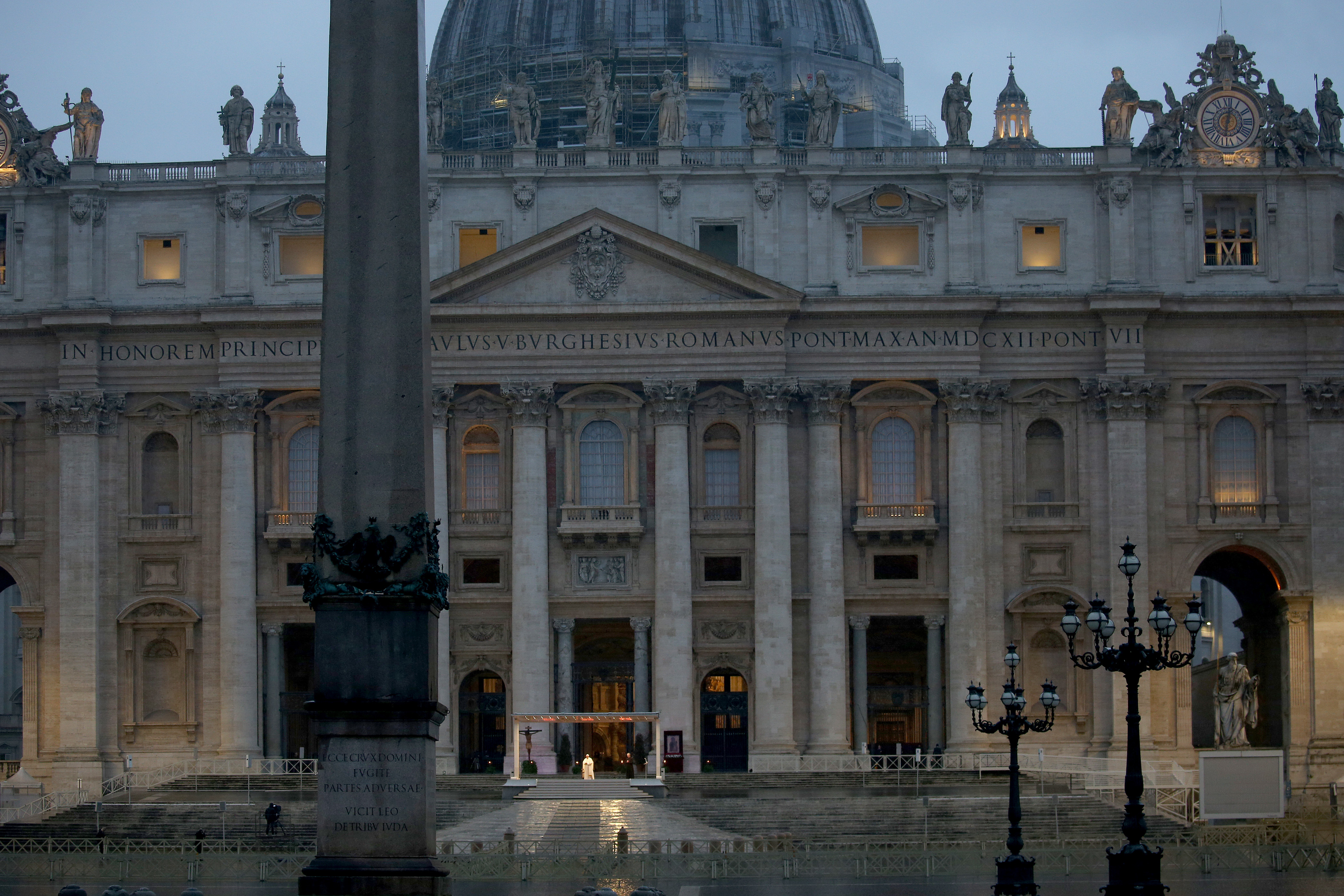 Papa s-a rugat singur într-o ceremonie istorică. De câte ori s-a mai întâmplat acest lucru - Imaginea 2