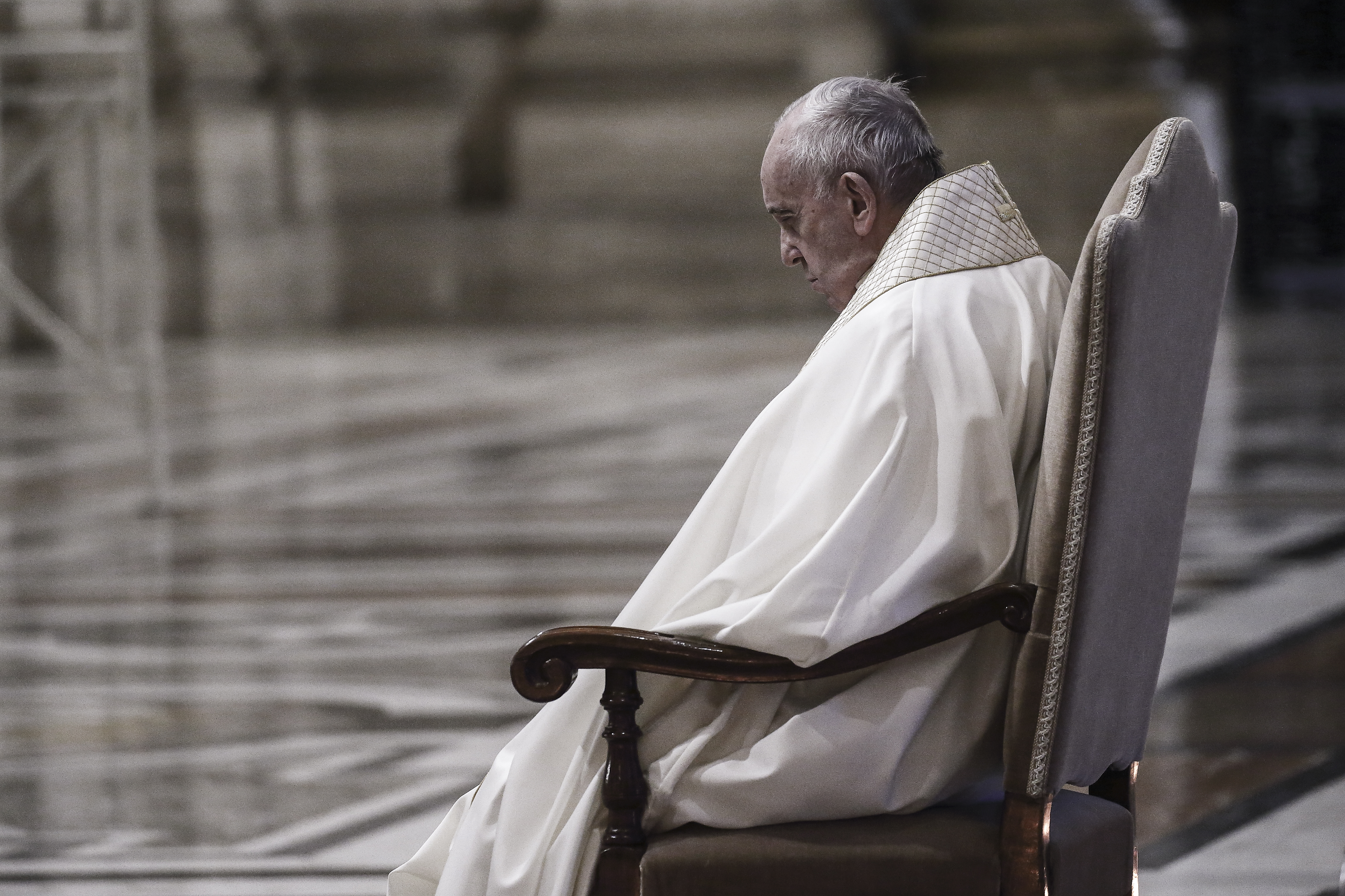 Papa s-a rugat singur într-o ceremonie istorică. De câte ori s-a mai întâmplat acest lucru