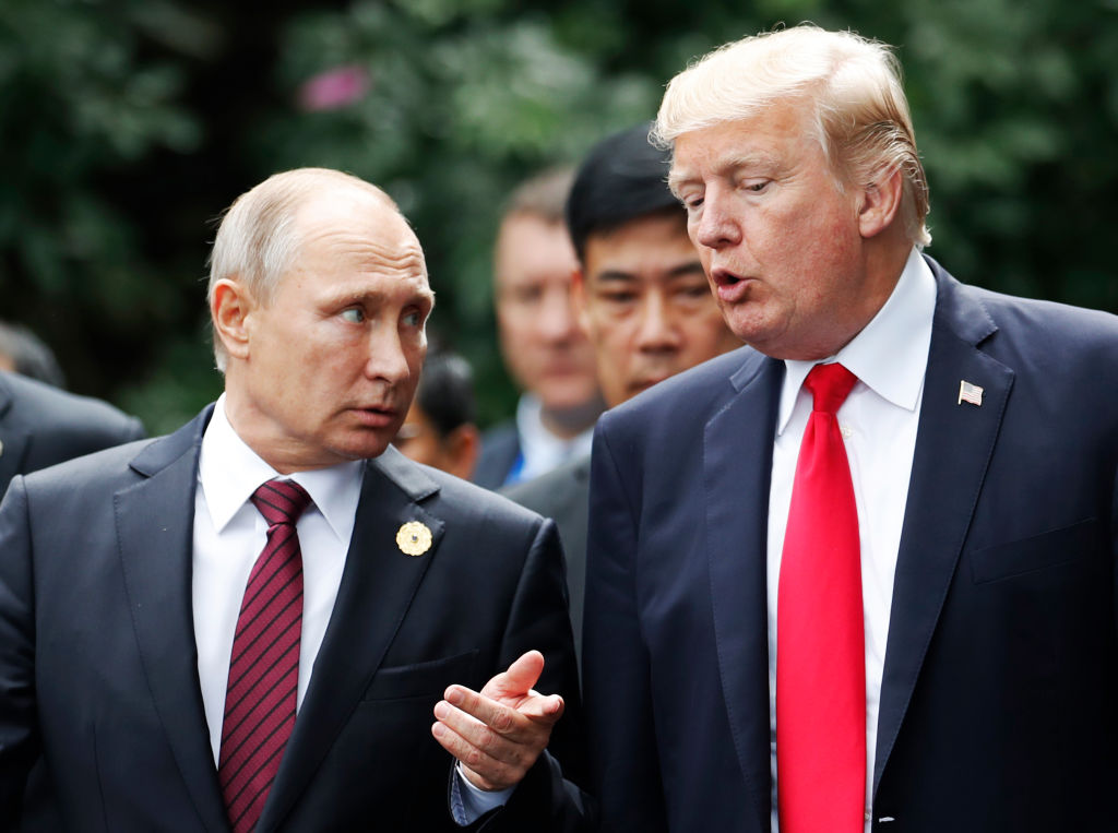 Trump îl laudă pe „inteligentul” Putin şi îi pune la zid pe liderii occidentali