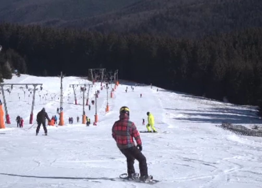 Sezonul de ski continuă la Păltiniș, unde în plină primăvară e cea mai bună zăpadă pentru începători