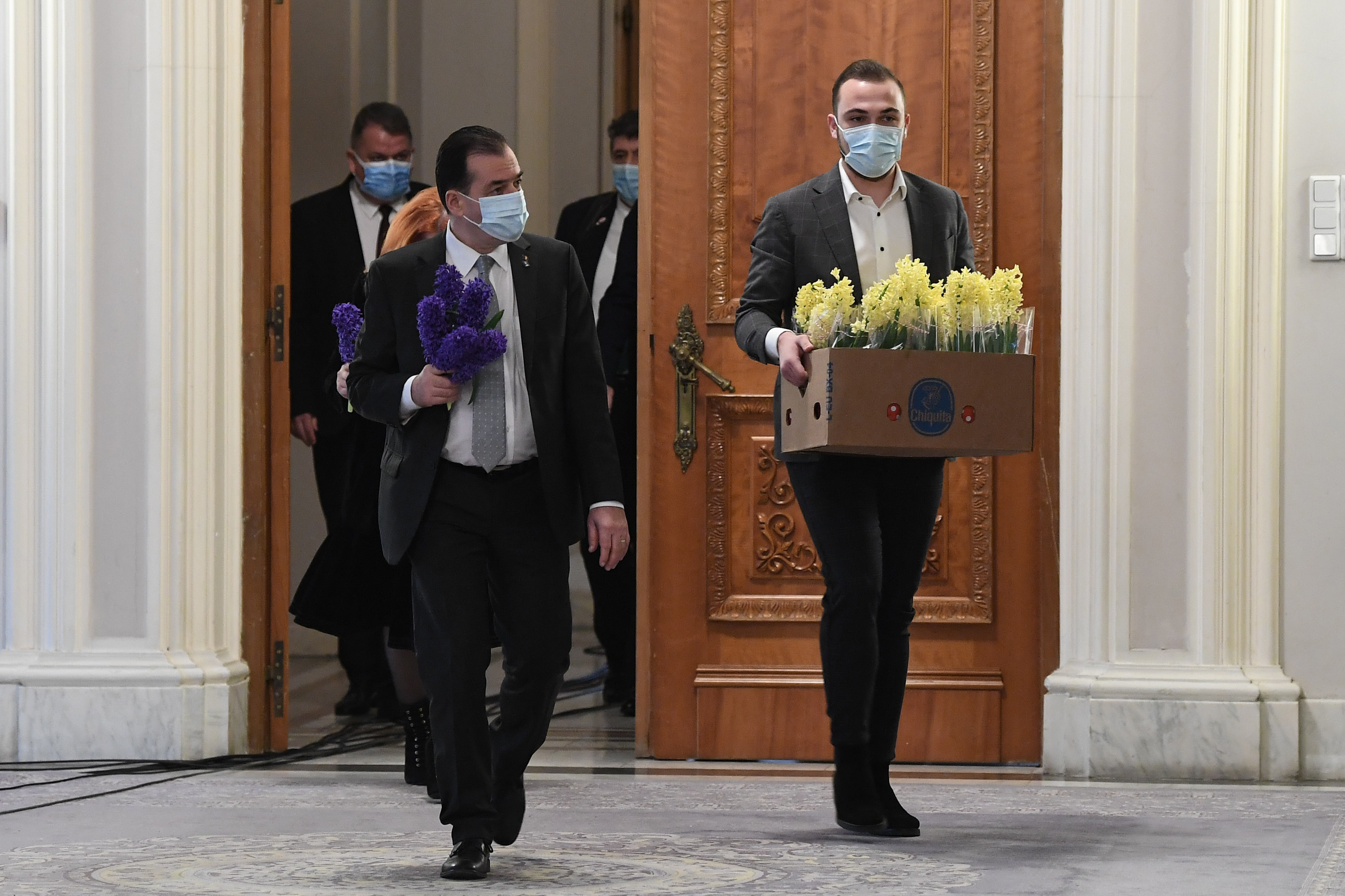 Orban a împărțit flori, fără mănuși: ”Nu pot fi un transmițător al bolii. M-am spălat”