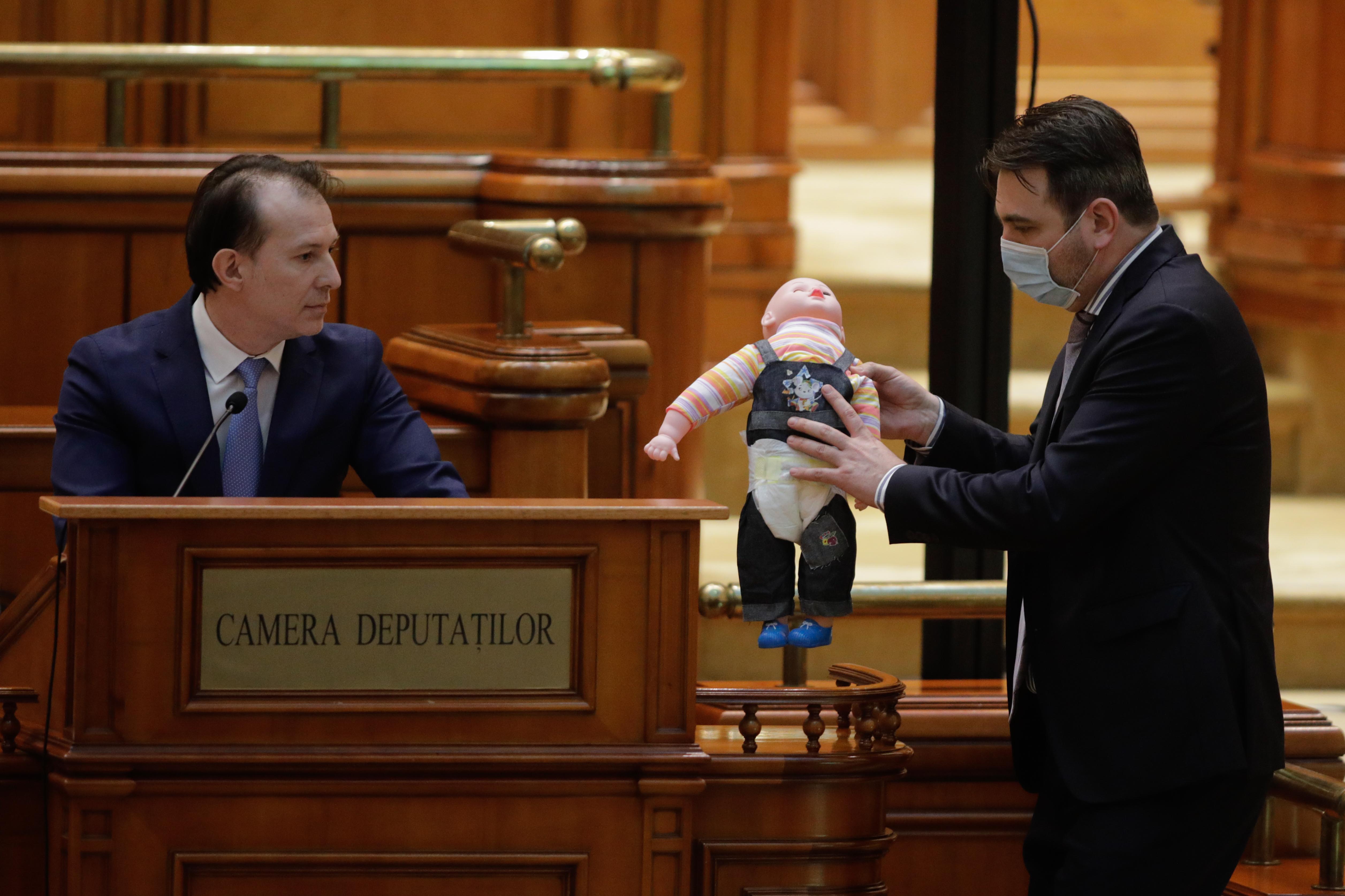 Circ și scandal în Parlament, la dezbaterile privind bugetul de stat. PSD a împărțit păpuși