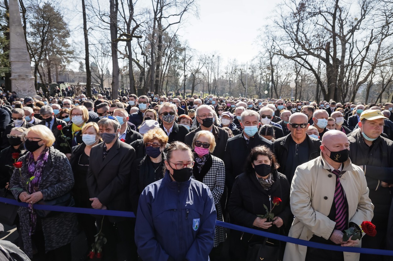 Mii de persoane au participat la funeraliile primarului Zagrebului. FOTO - Imaginea 4
