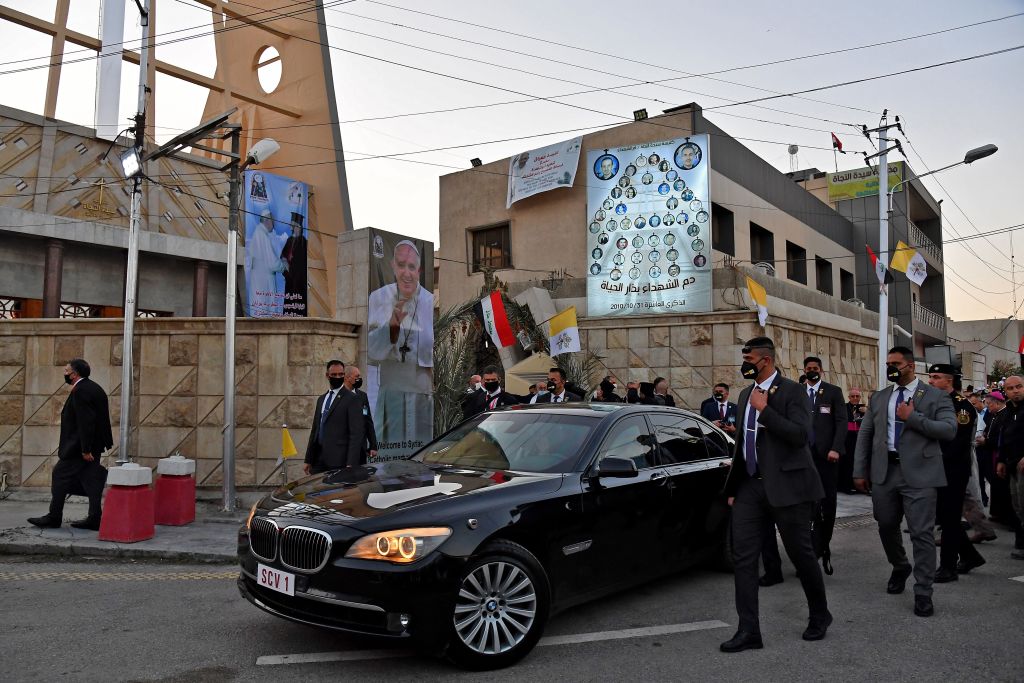 Cum arată mașina blindată cu care se deplasează Papa Francisc în Irak. GALERIE FOTO - Imaginea 1
