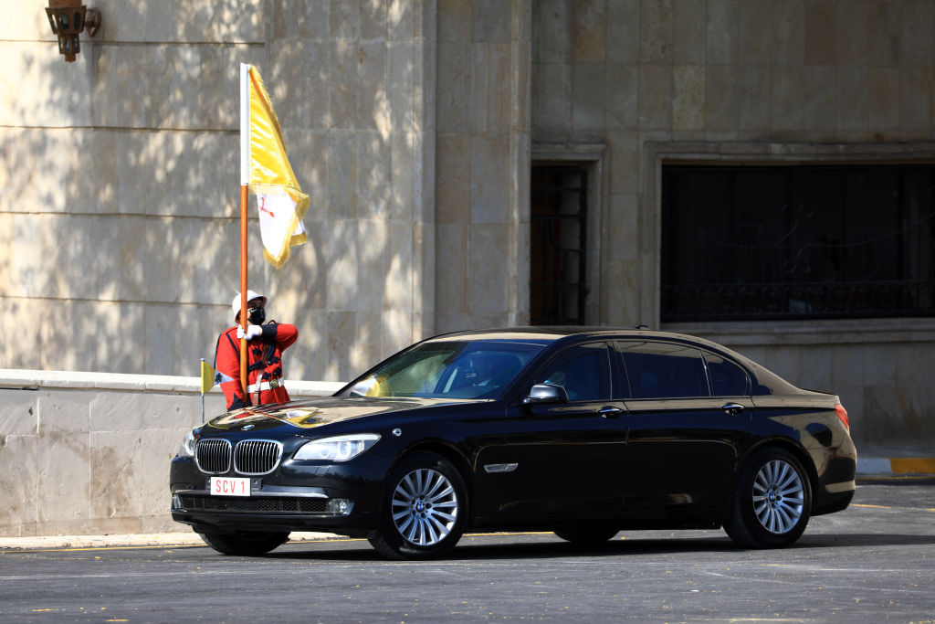 Cum arată mașina blindată cu care se deplasează Papa Francisc în Irak. GALERIE FOTO - Imaginea 3