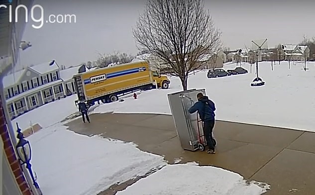 Video. Un curier ghinionist a distrus un frigider în timp ce încerca să îl livreze
