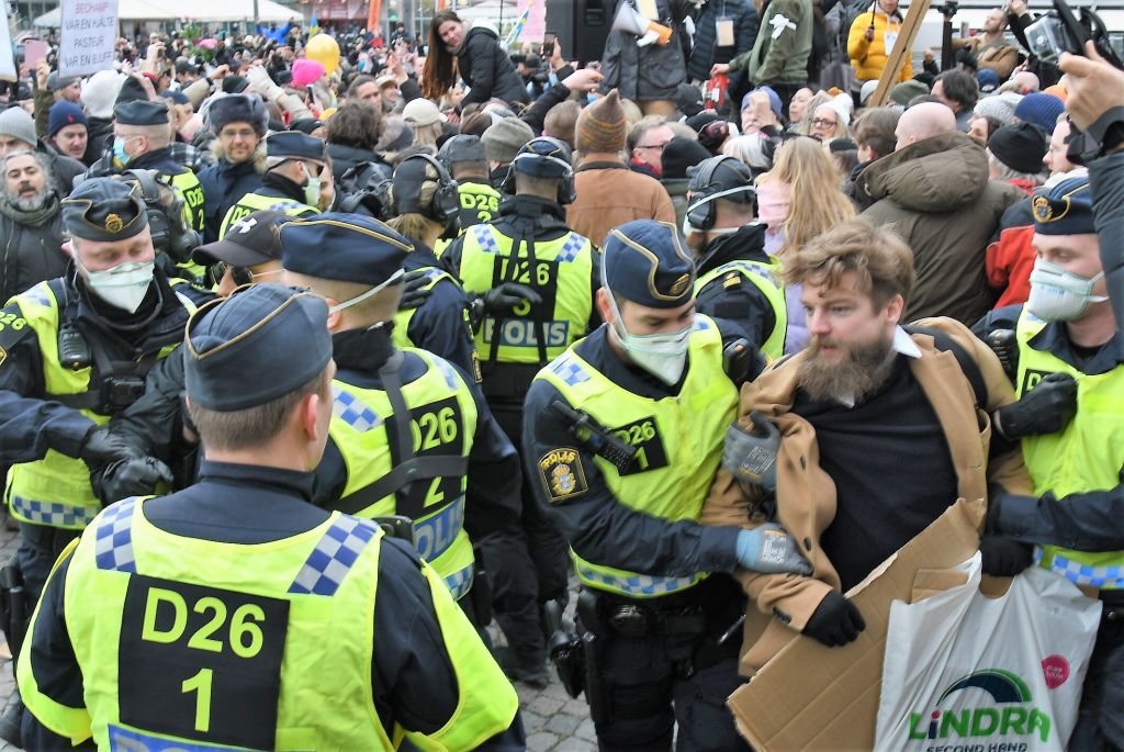 Proteste față de restricții în capitalele din Europa. Mii de oameni au ieșit în stradă la Viena - Imaginea 3