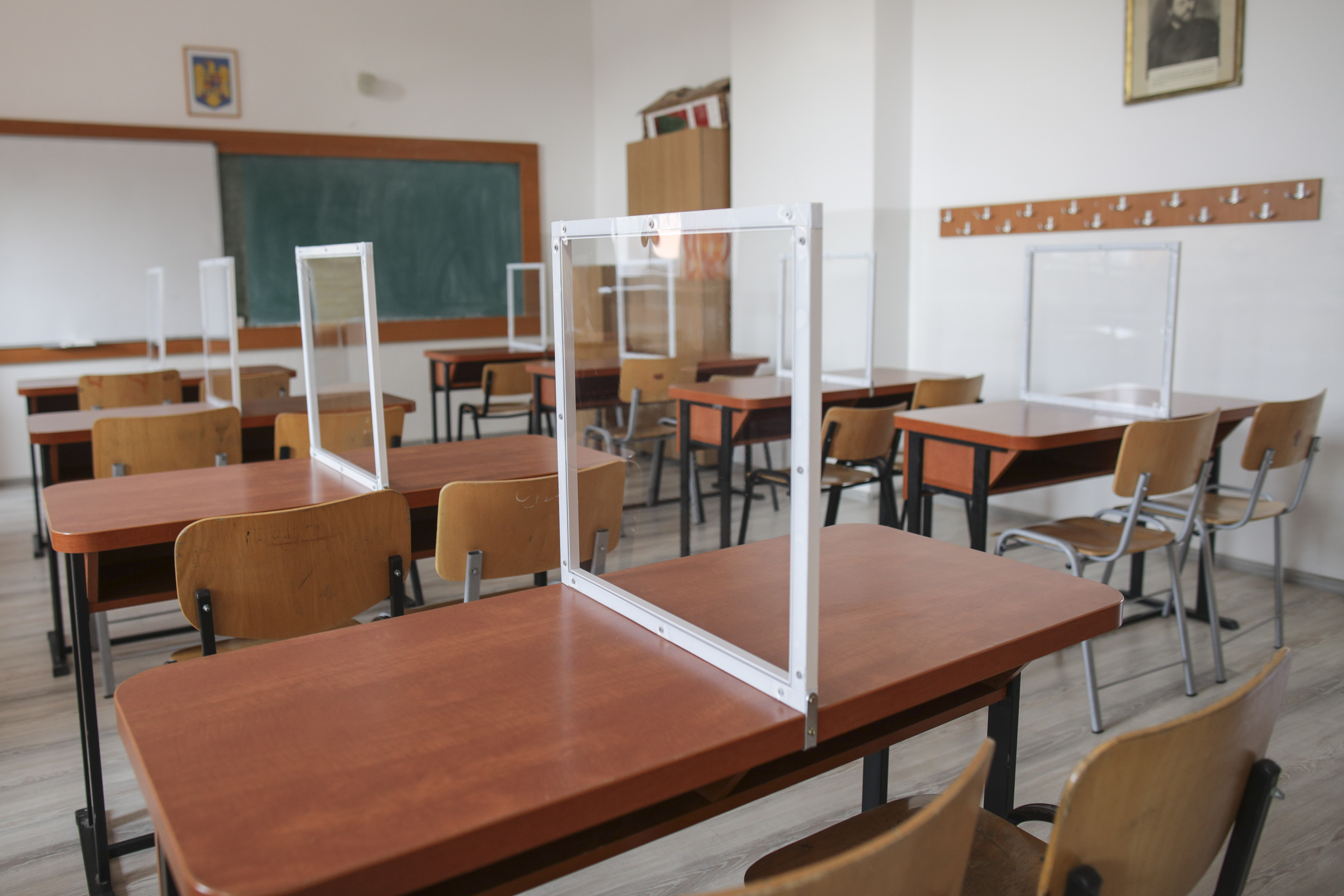 Peste 400 de elevi și profesori din Vâlcea, testați pozitiv cu COVID. 12 școli au trecut integral în online