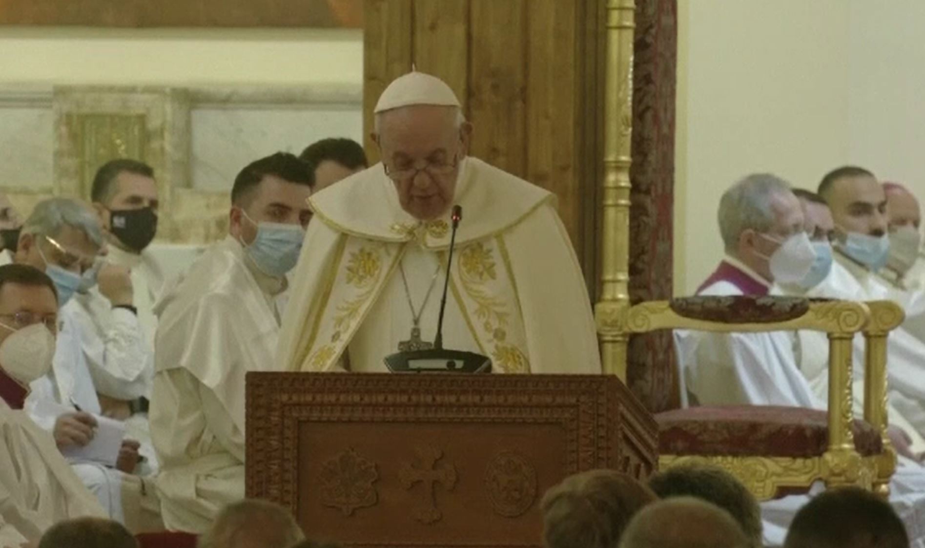 Papa Francisc își continuă vizita istorică în Irak, cu o slujbă într-o biserică devastată de ISIS