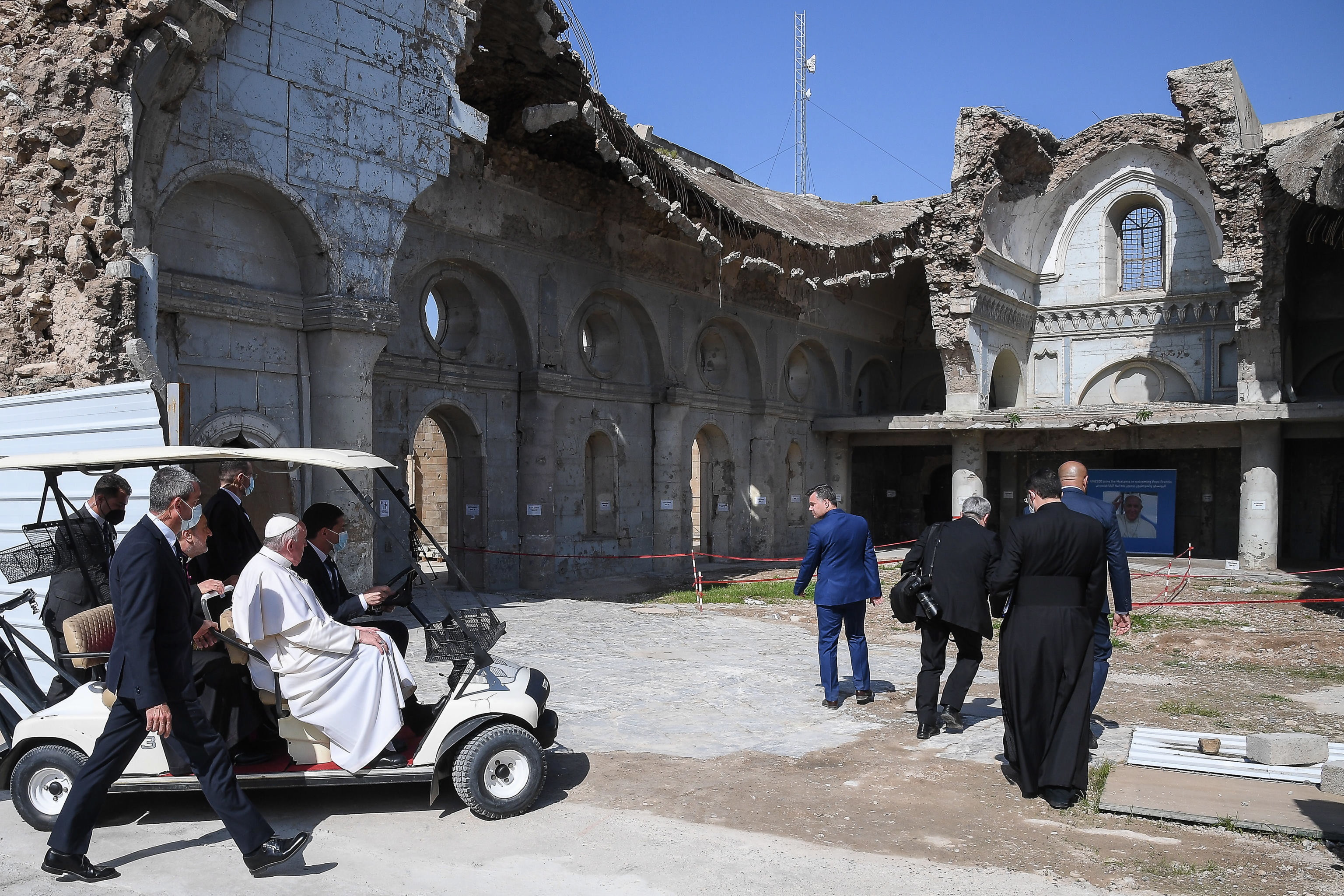 Imagini istorice cu Papa Francisc în ruinele din Mosul, oraș devastat de războiul cu Statul Islamic - Imaginea 1