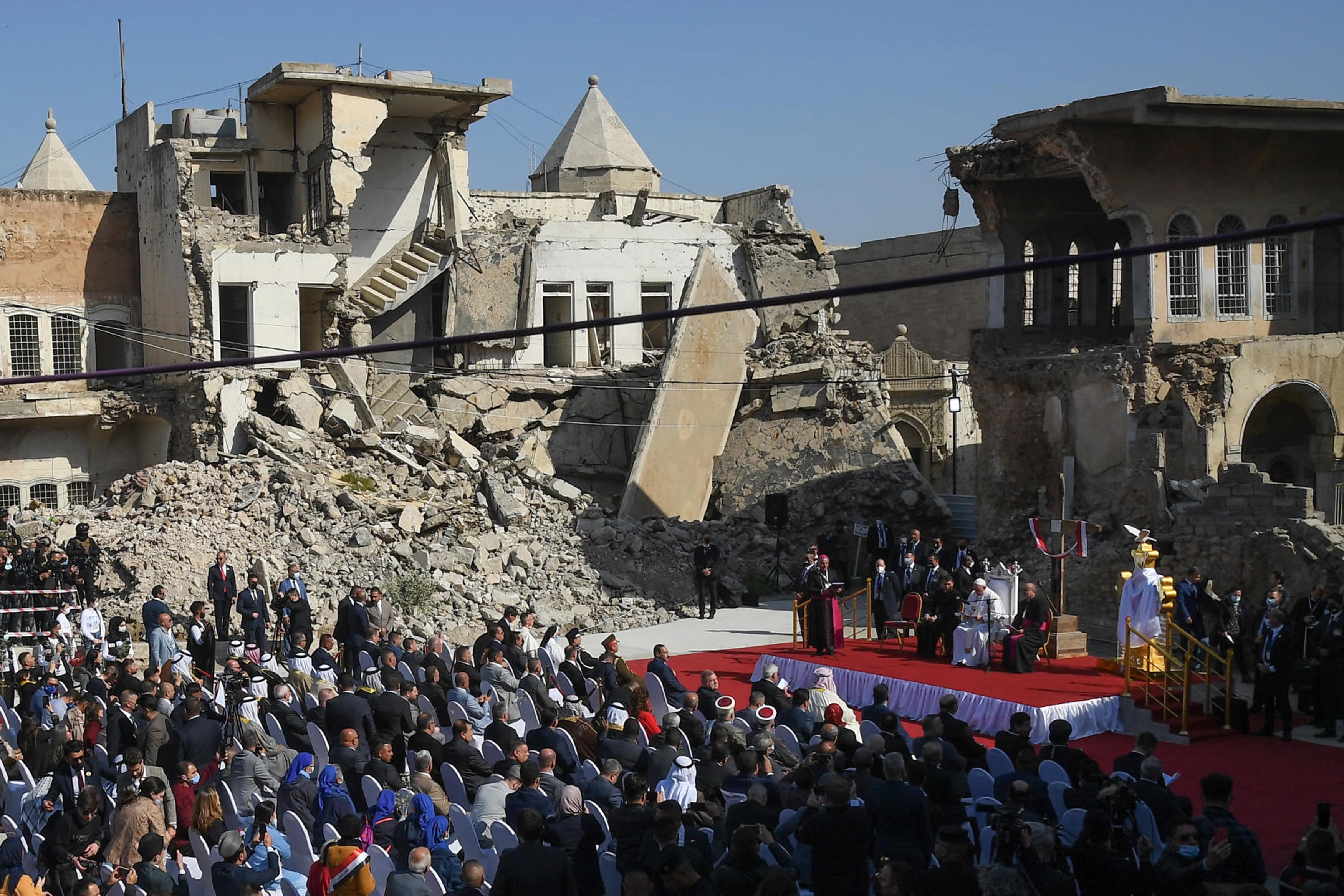 Imagini istorice cu Papa Francisc în ruinele din Mosul, oraș devastat de războiul cu Statul Islamic - Imaginea 2
