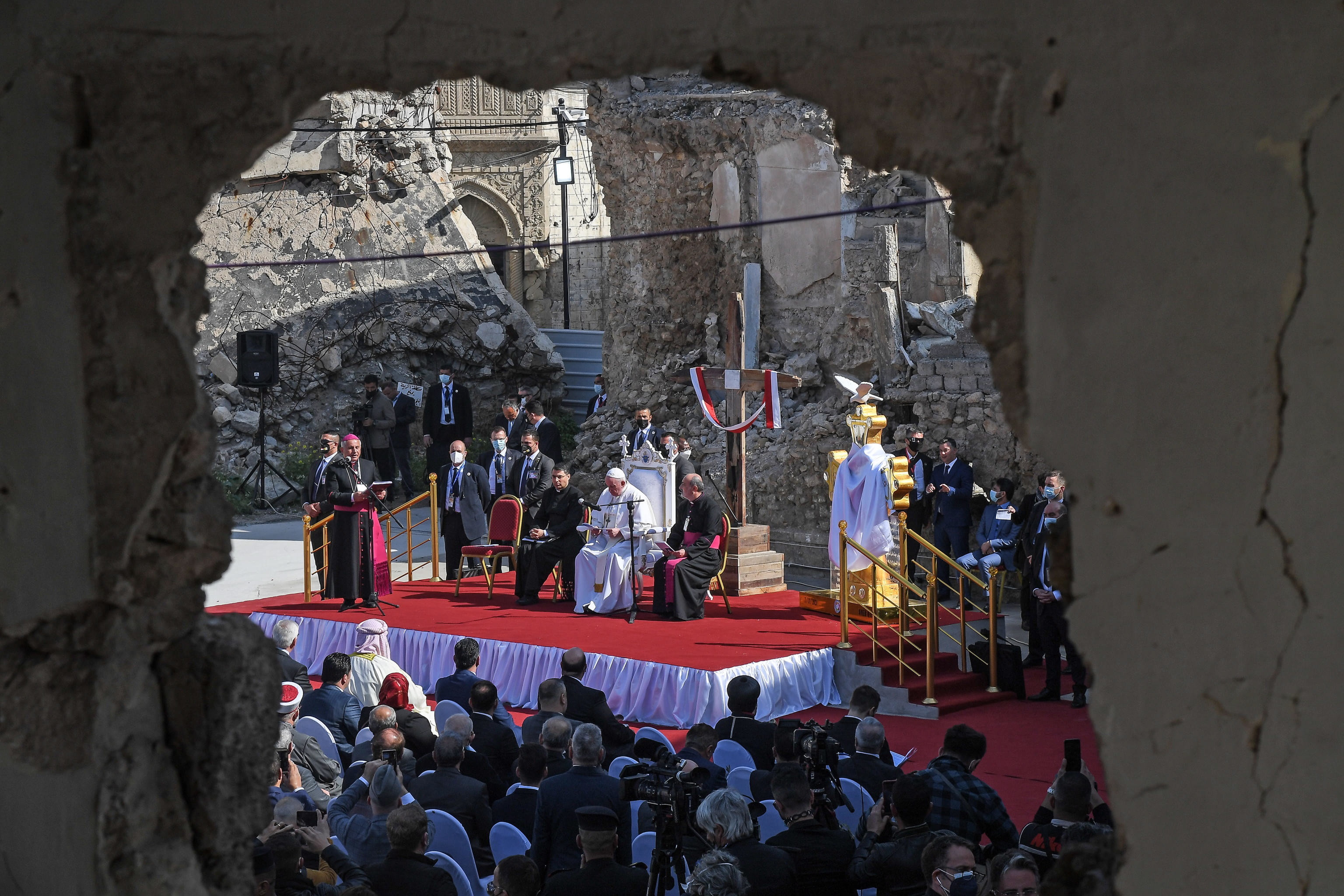 Imagini istorice cu Papa Francisc în ruinele din Mosul, oraș devastat de războiul cu Statul Islamic - Imaginea 3