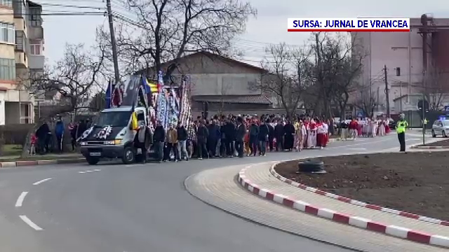 Zeci de amenzi la înmormântarea bulibașei din Vrancea ucis de roata desprinsă de la un camion
