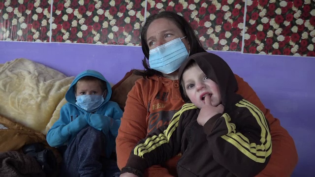 O familie din Botoșani a rămas fără casă, în urma unui incendiu. Mama a intrat în flăcări să își salveze băiatul