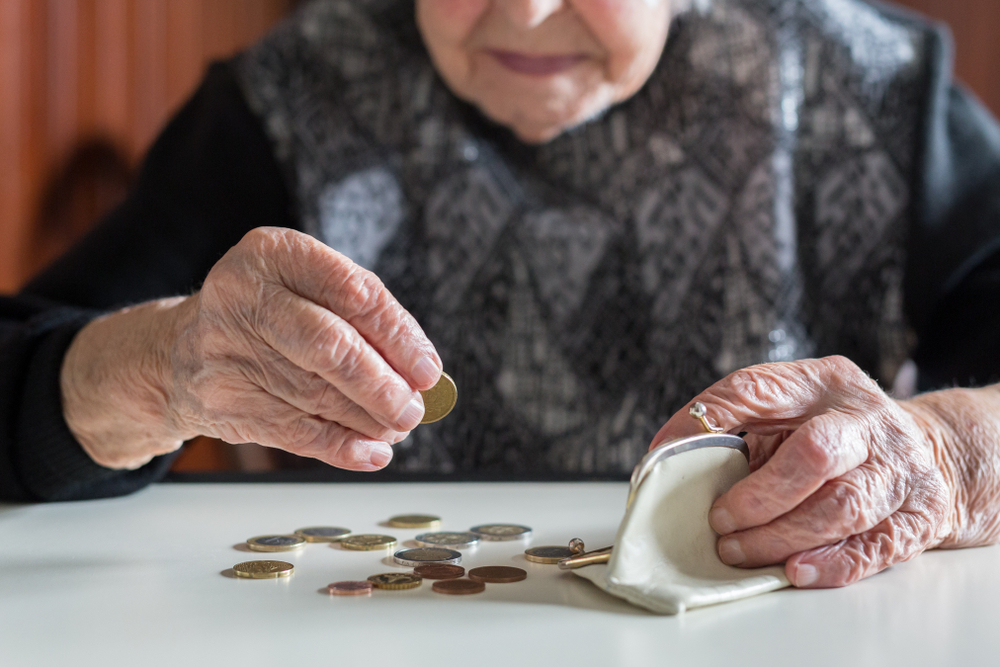 Vârstnicii pot primi taloanele de pensie în format digital, de anul viitor. Cum le pot folosi