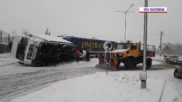 Accidente în lanț din cauza ninsorilor. O bucată de gheață a căzut de pe un camion și a spart parbrizul unei mașini