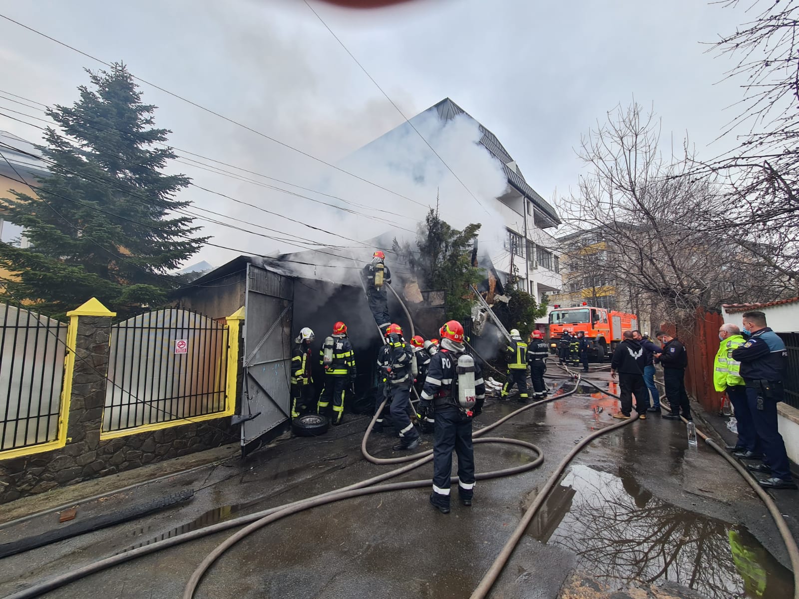 VIDEO. Incendiu puternic în București, în Sectorul 4. Pompierii intervin la fața locului - Imaginea 2