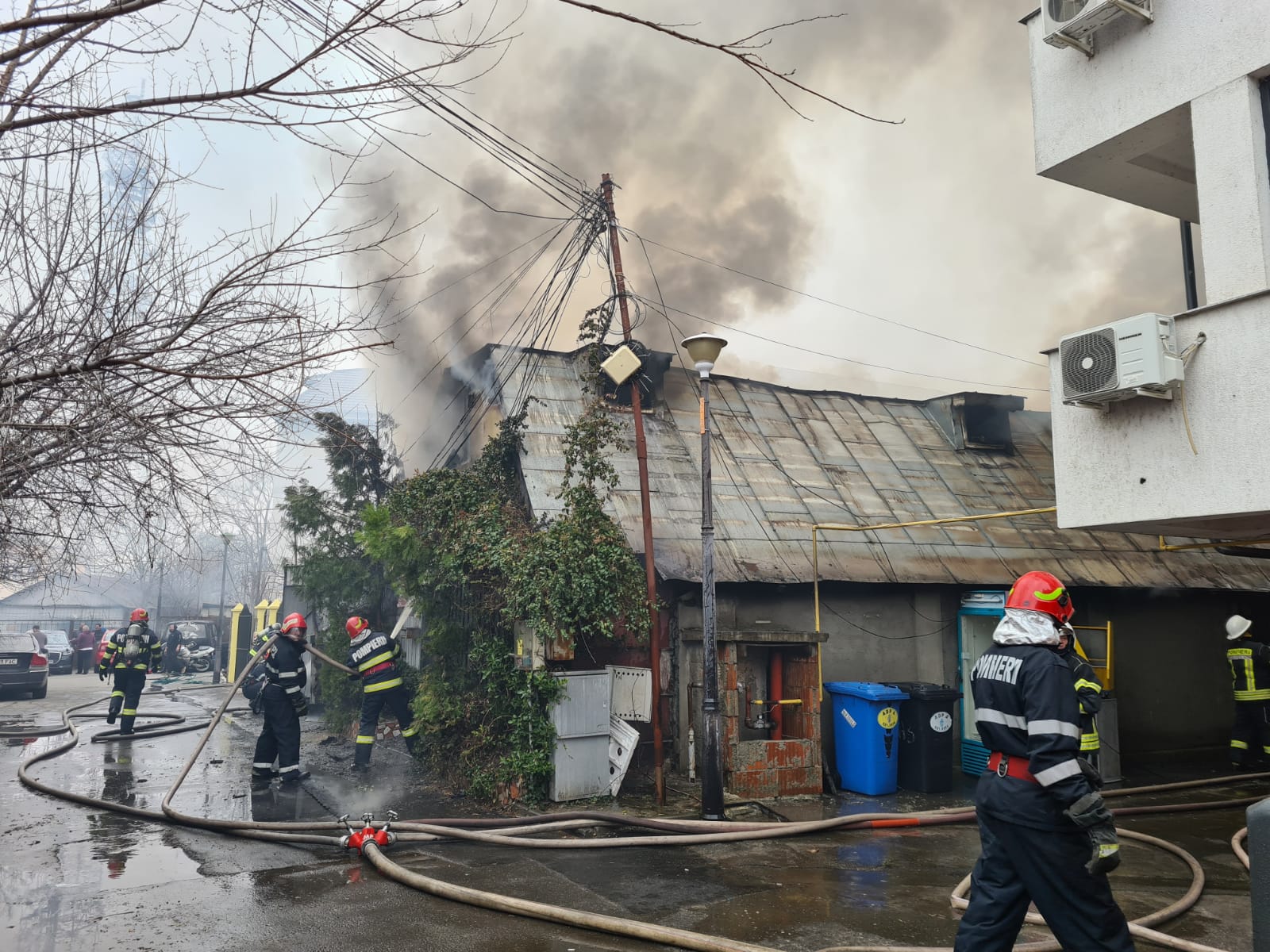 VIDEO. Incendiu puternic în București, în Sectorul 4. Pompierii intervin la fața locului - Imaginea 4