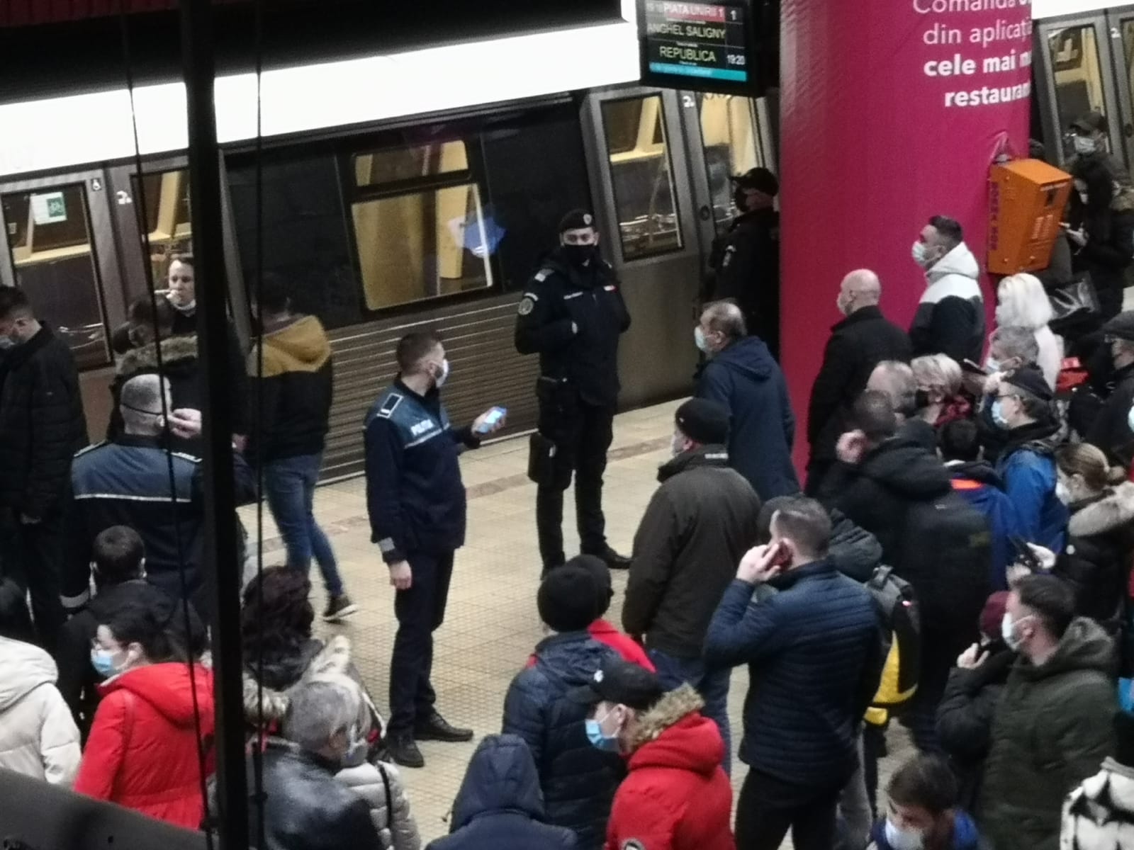 Incident la metrou. Un călător a căzut pe șine la Piața Unirii - Imaginea 1