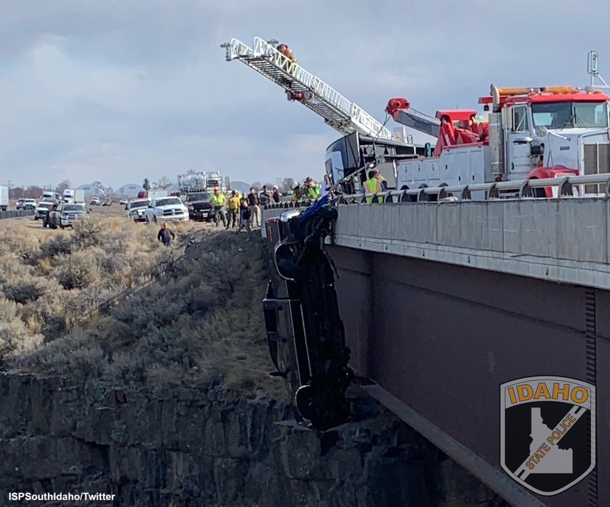 FOTO. O mașină a rămas atârnată de pe un pod în SUA. Cum au fost salvați cei doi pasageri
