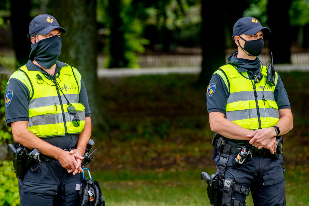 Un polițist olandez a pierdut trei lăzi cu arme. I-au căzut din mașină, iar nimeni nu dă de ele
