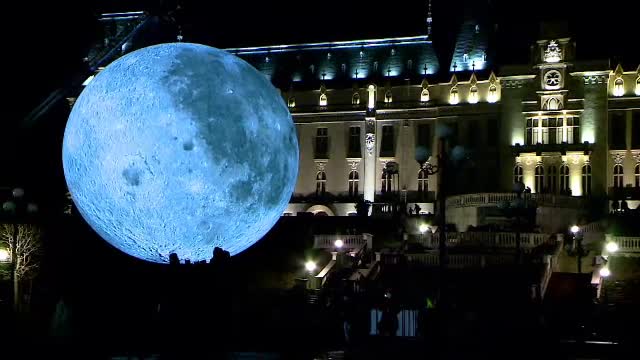 Machete uriașe și luminoase ale Lunii și planetei Marte, expuse în Cluj și Iași