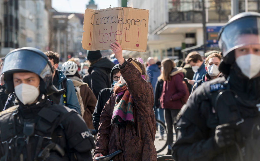 Ciocniri între forţele de ordine şi manifestanţi, la un protest anti-restricții organizat în Germania - Imaginea 3