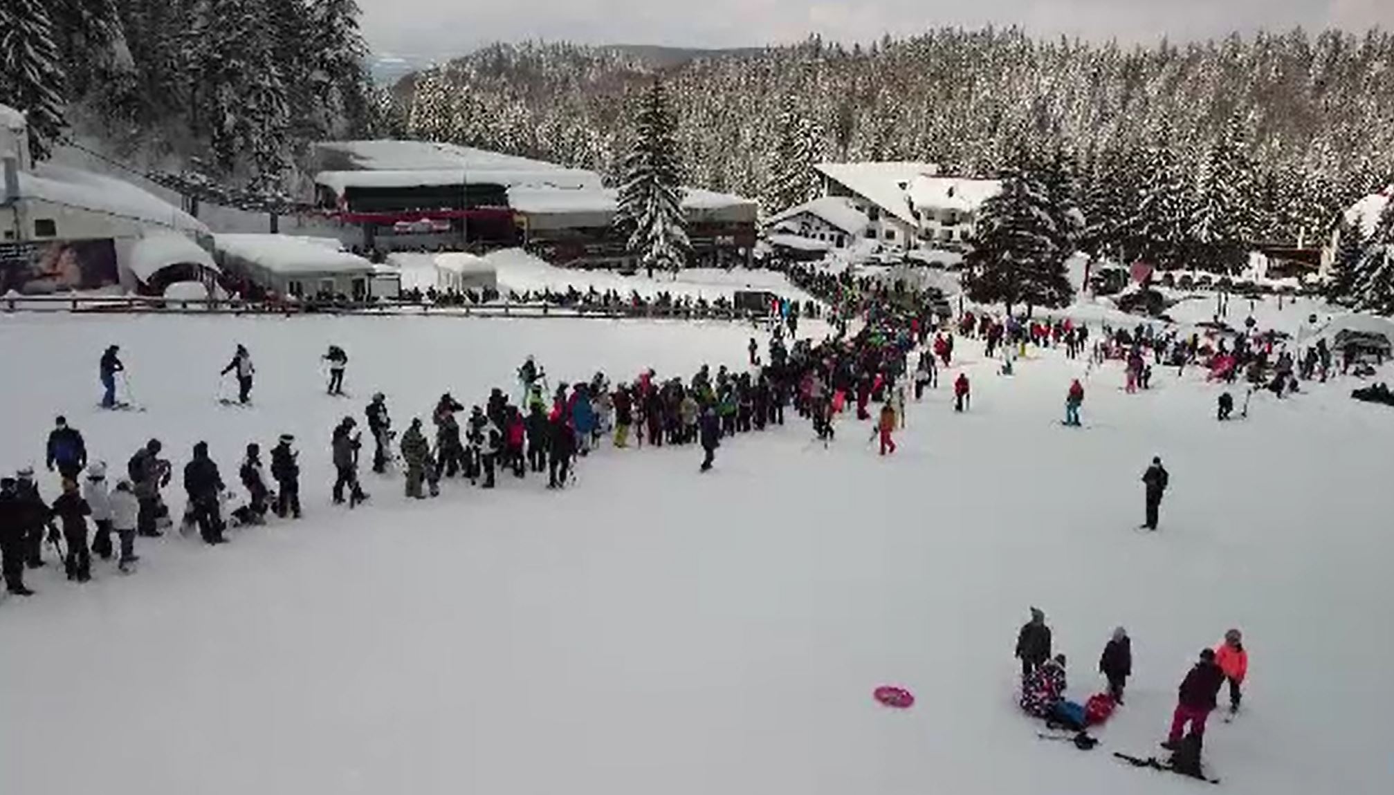 Poiana Brașov, luată cu asalt de turiști după ninsorile din ultimele zile