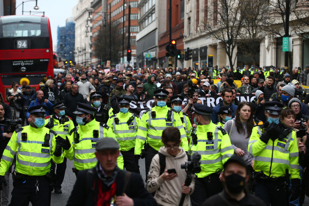 Protest anti-restricții cu mii de oameni la Londra. 36 de arestări şi mai mulţi poliţişti răniţi - Imaginea 1