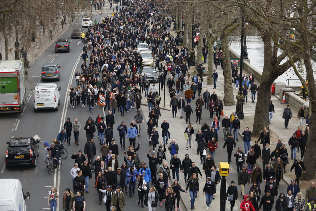 Protest anti-restricții cu mii de oameni la Londra. 36 de arestări şi mai mulţi poliţişti răniţi - Imaginea 2
