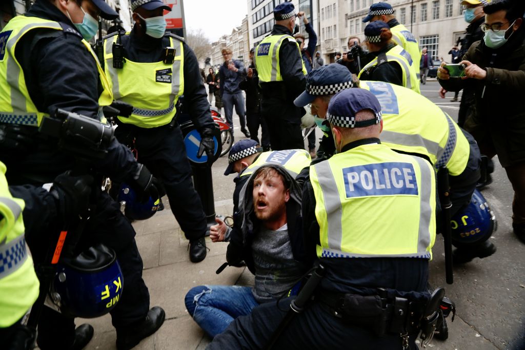 Protest anti-restricții cu mii de oameni la Londra. 36 de arestări şi mai mulţi poliţişti răniţi - Imaginea 3